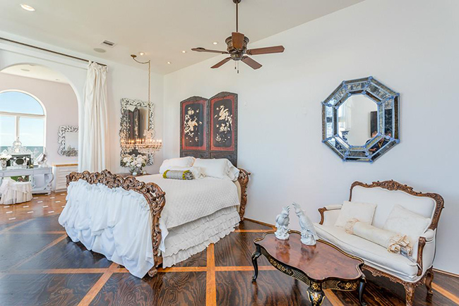 Segreto Secrets - Galveston Beach House - Italianate Ornate Style Bedroom